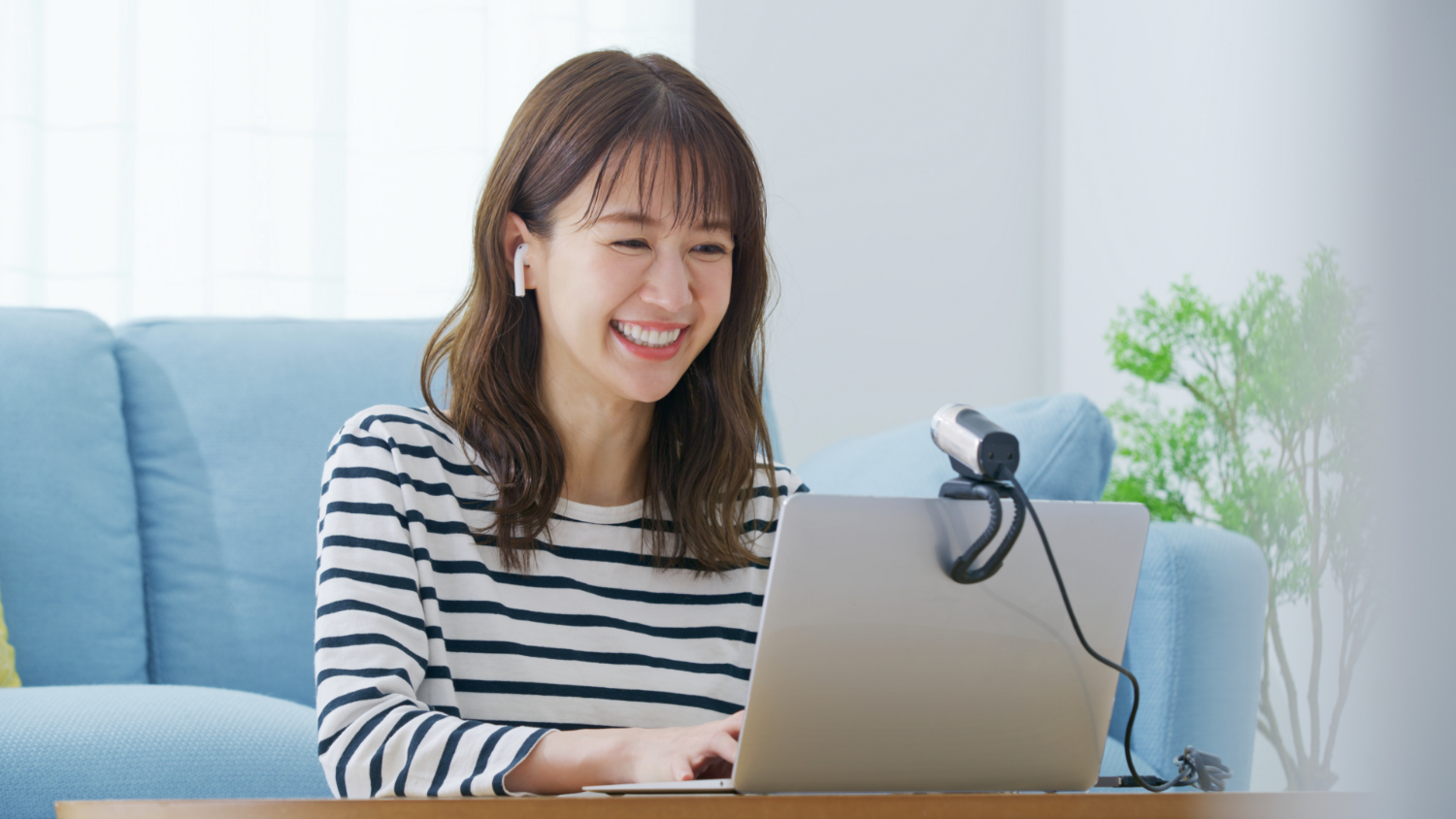 オンライン相談をする女性